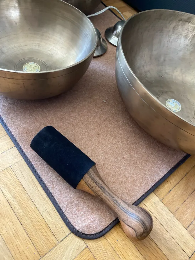 Verified buyer photo: large leather-head mallet on a felt mat next to the buyer’s own full-size singing bowls