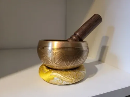 Verified buyer photo: the engraved Flower of Life bowl and mallet on the set's gold cushion